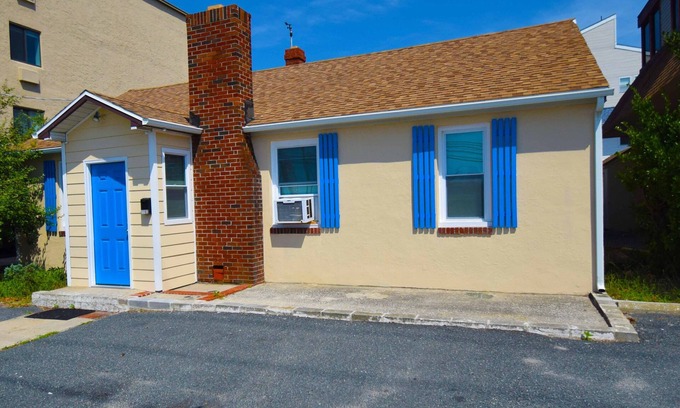 Midtown Ocean City Cottage | Holiday Cottage-Oceanside 77th St, W/D, AC, Free WIFI