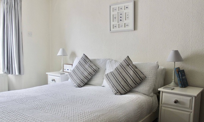 Lyme Regis House | Holiday Cottage with seafront beach hut - sleeps 4