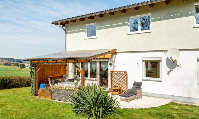 Vilshofen Apartment | Holiday Apartment 'Mitterfelder Donaublick' with Private Terrace, Private Garden and Wi-Fi