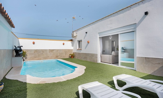 Chiclana de la Frontera House | Holiday Home 'La Brujita' with Private Pool, Wi-Fi and Air Conditioning