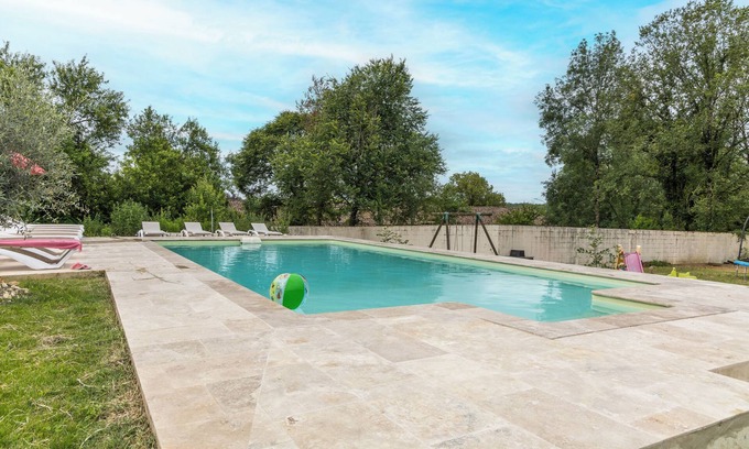 Sainte-Sabine-Born House | Holiday Home 'Gîte Il Était Une Fois' with Shared Pool, Wi-Fi and Air Conditioning