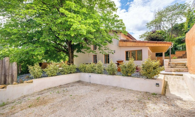 Collonges-au-Mont-d'Or House | Holiday Home close to Lyon with Private Terrace, Private Garden and Wi-Fi