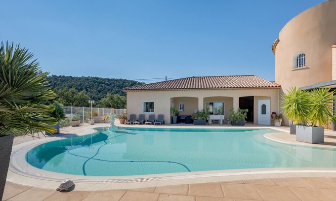 Montesquieu-des-Alberes Villa | Holiday Home 'Maison Entre Mer Et Montagnes' with Mountain View, Private Pool and Wi-Fi