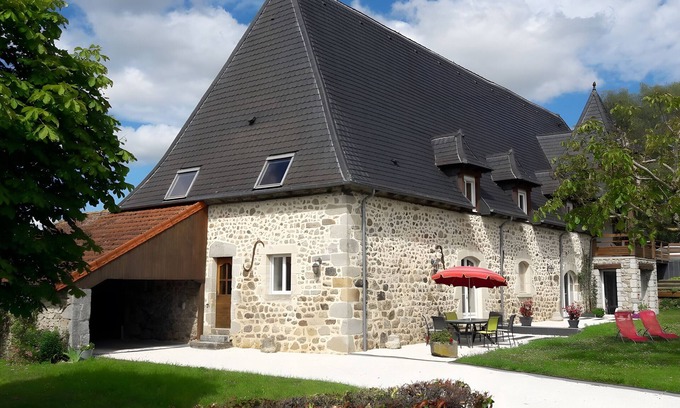 Saint-Mamet-la-Salvetat House | Holiday Home 'Le Marronnier' with Mountain View, Private Garden and Wi-Fi