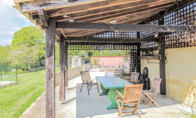 Saint-Coutant Cottage | Holiday Gite with Great Outdoor Space and Pool
