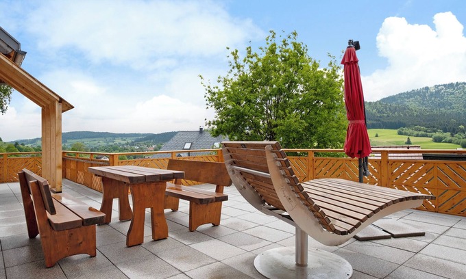 Bernau House | Holiday Home 'Chalet Schonzeit' with Mountain View, Private Terrace and Wi-Fi