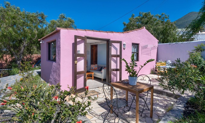 Los Llanos de Aridane Apartment | Holiday Home 'Las Perseidas' with Mountain View, Wi-Fi and Air Conditioning