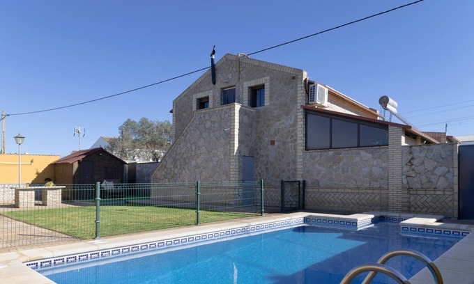 Conil de la Frontera House | Holiday Home 'Ro' with Private Pool, Wi-Fi and Air Conditioning