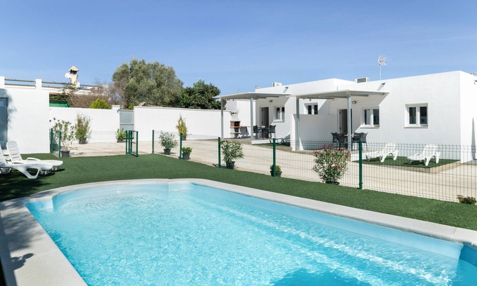 San Ambrosio House | Holiday Home 'Apartamentos La Esencia Del Sur B' with Shared Pool, Wi-Fi and Air Conditioning