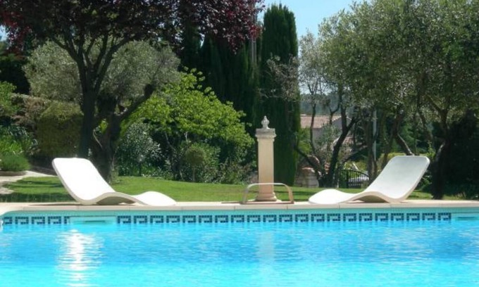 Carnoux-en-Provence House | Holiday Home 'Maisonnette Avec Piscine' with Shared Pool, Private Terrace and Wi-Fi