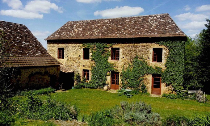 Mauzens-et-Miremont House | Holiday Home 'Grande Maison Au Milieu Des Bois' with Private Terrace, Private Garden and Wi-Fi