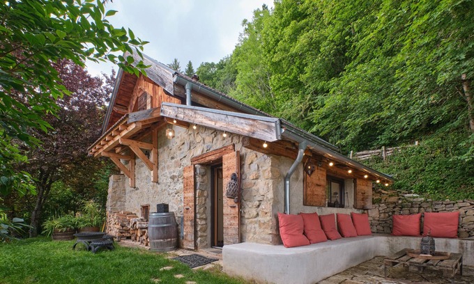 Quaix-en-Chartreuse House | Holiday Home 'L'atelier M' with Mountain View, Private Terrace and Private Garden