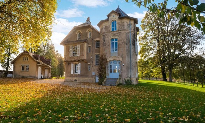 Pouru-Saint-Remy Villa | Holiday home adjoining a château