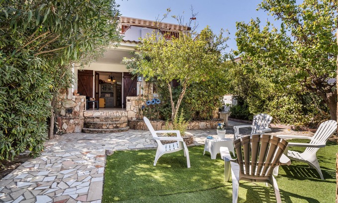 Budoni House | Holiday Home 'Al Mare Da Pépé' Near the Beach with Terrace, Garden and Air Conditioning