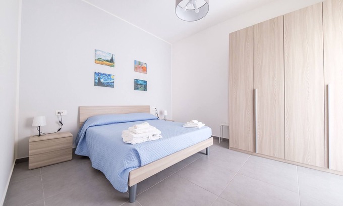 Fondachello House | Holiday Home 'Alba’s Home - Van Gogh' with Balcony, Wi-Fi and Air Conditioning