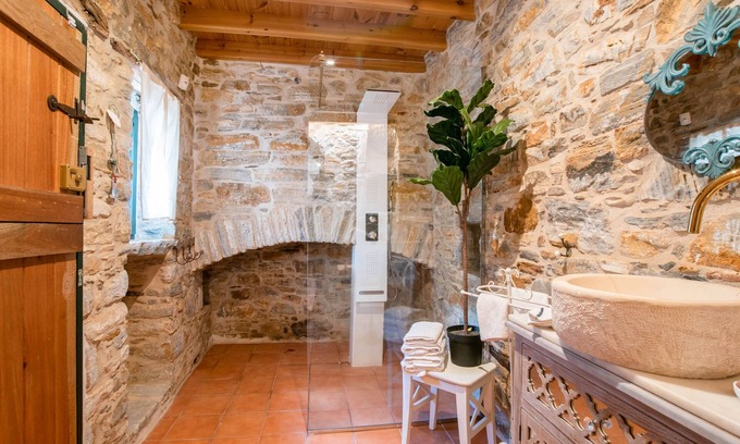 Filoti House | Holiday Home 'Almond Blossom Cottage 1' with Shared Terrace, Wi-Fi and Air Conditioning