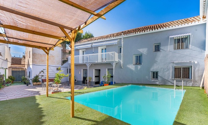 Otura House | Holiday Home "Alojamientos Sierra Nevada Viva" with Mountain View, Shared Pool & Wi-Fi
