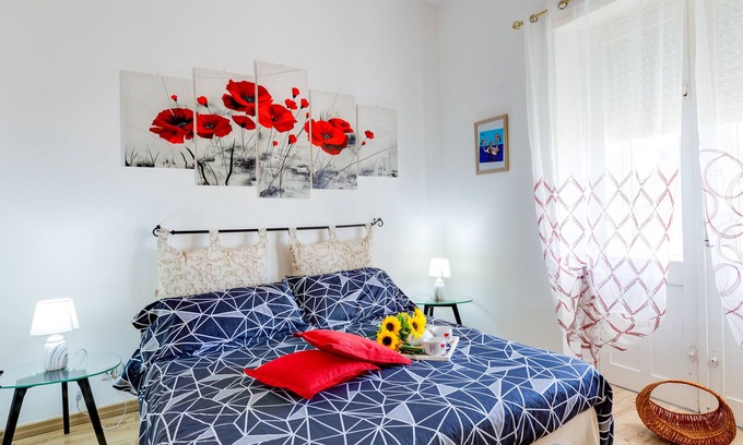 Oristano Historic Centre House | Holiday Home 'Bella Vista' with Balcony, Wi-Fi and Air Conditioning