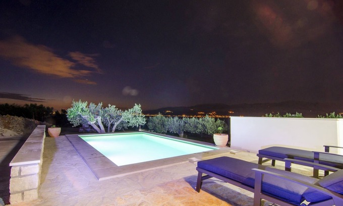 Splitska House | Holiday Home Bliss - Holiday Home with Outdoor Pool and Sea View (ST)