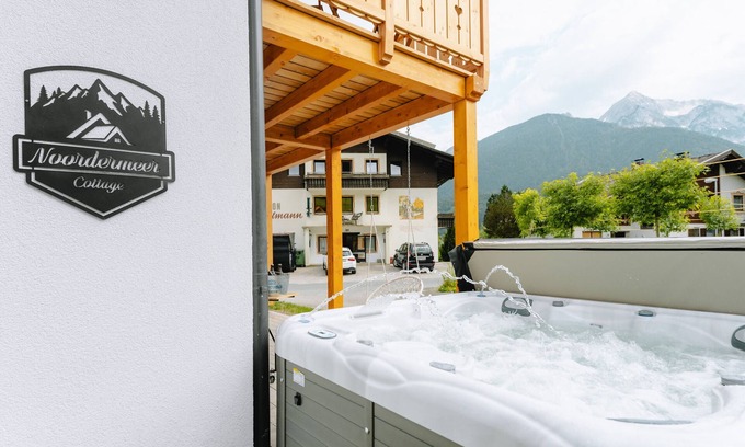 Kotschach-Mauthen House | Holiday home 'Bubbelen Aan De Piste' with mountain view, terrace, jacuzzi and WiFi