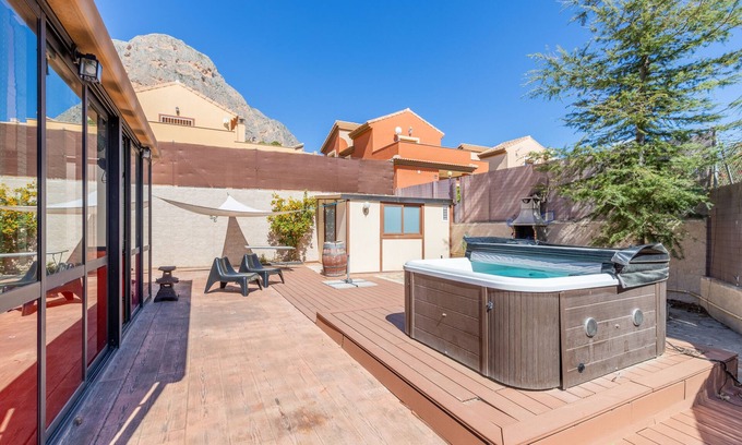 Polop House | Holiday Home 'Bungalow Polop' with Private Terrace, Wi-Fi and Air Conditioning