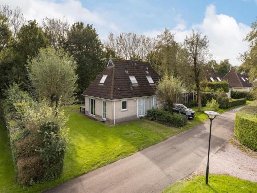 Eernewoude House | Holiday Home Bungalowpark It Wiid by Interhome