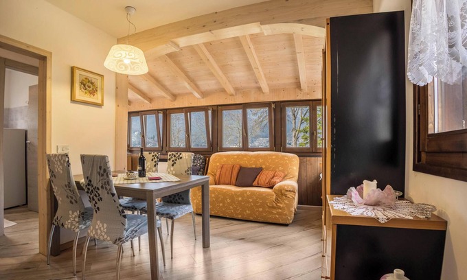 Pur House | Holiday Home "Camilla" with Lake Views, Garden & Wi-Fi