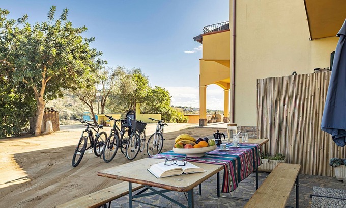 Bari Sardo House | Holiday Home "Casa Aurora con Giardino" with Private Terrace & Wi-Fi