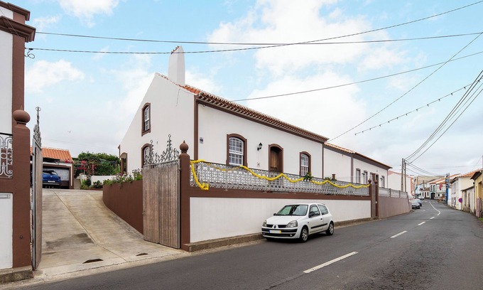 Porto Judeu House | Holiday Home 'Casa Das Rosas' with Sea View, Private Terrace and Wi-Fi