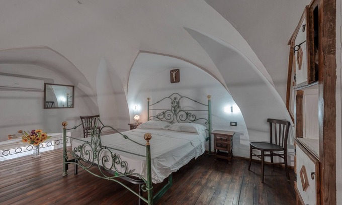 Veglie House | Holiday Home 'Casa Giulia' with Garden & Wi-Fi