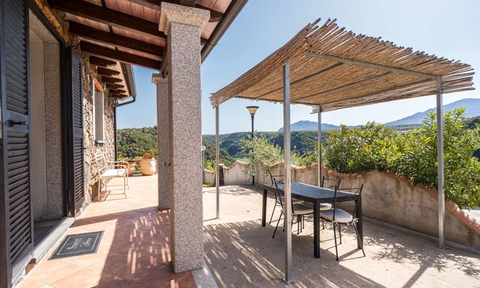 Dorgali House | Holiday Home 'Casa Luna' with Lake View, Wi-Fi and Air Conditioning