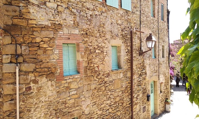 Peratallada House | Holiday Home 'Casa Peratallada' with Wi-Fi and Air Conditioning
