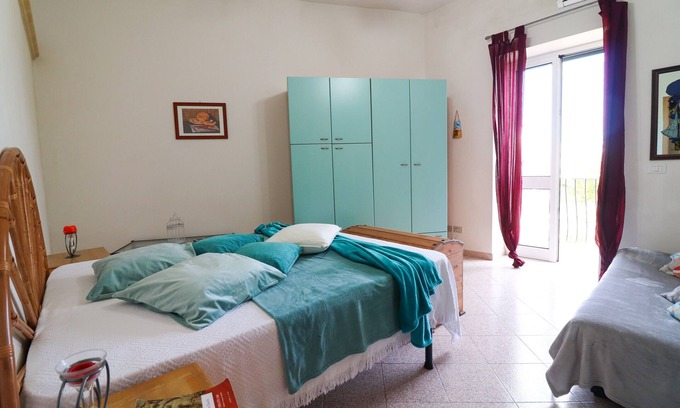 Otranto House | Holiday Home 'Casa Vacanze Jasmine A Otranto' with Balcony, Wi-Fi and Air Conditioning