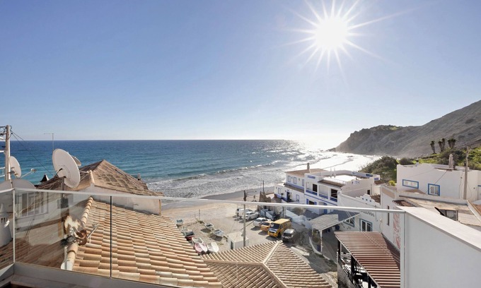 Burgau House | Holiday Home 'Casinha' with Sea View, Wi-Fi and Air Conditioning