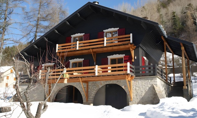 Colmars House | Holiday Home 'Chalet De Luxe - Alpes Française' with Mountain View, Private Terrace and Wi-Fi