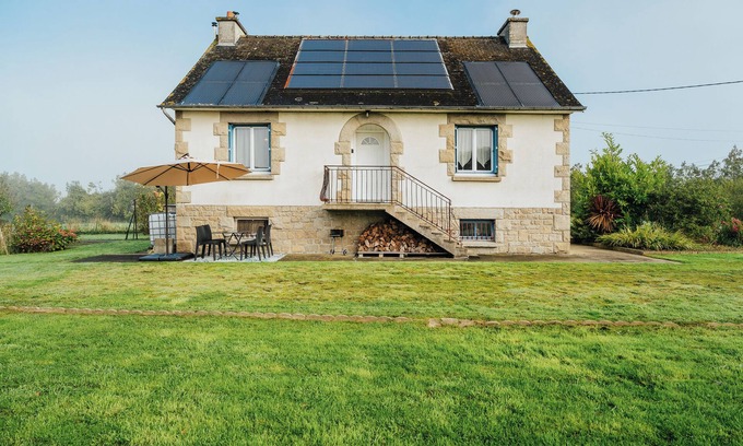 Plumaudan House | Holiday Home 'Charmante Maison' with Private Terrace, Private Garden and Wi-Fi