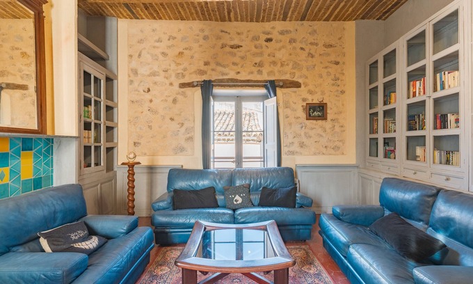 Tavernes House | Holiday Home 'Demeure Vigneronne Avec Jardin' with Mountain View, Private Terrace and Wi-Fi