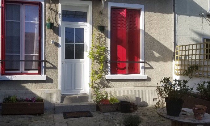 Arcueil House | Holiday Home 'Dependance Vio Et Je' with Shared Terrace and Wi-Fi