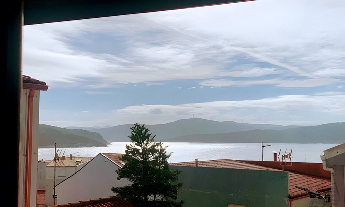 Corme Porto House | Holiday Home 'Encantadora Boutique Home' with Mountain View, Wi-Fi and Air Conditioning