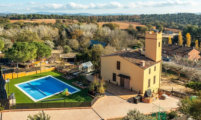 L'Ametlla del Valles House | Holiday Home 'Masia Can Divi' with Mountain Views, Wi-Fi and Air Conditioning