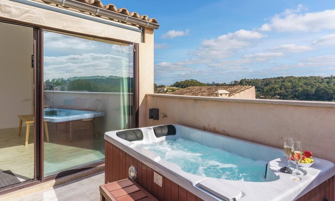 Costitx House | Holiday Home ‘Es Raco’ with Mountain View, Jacuzzi, Wi-Fi, Air Conditioning & Terraces