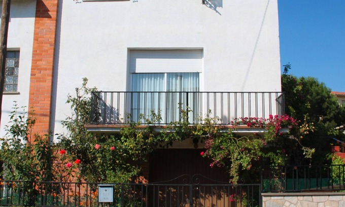 Sant Hilari Sacalm House | Holiday Home 'Cal Castro' with Private Terrace, Private Garden and Wi-Fi