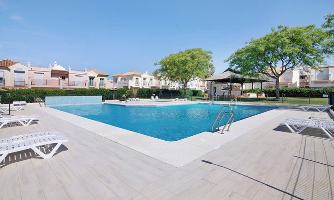 Costa Esuri House | Holiday Home 'Estrella' with Shared Pool, Wi-Fi and Air Conditioning