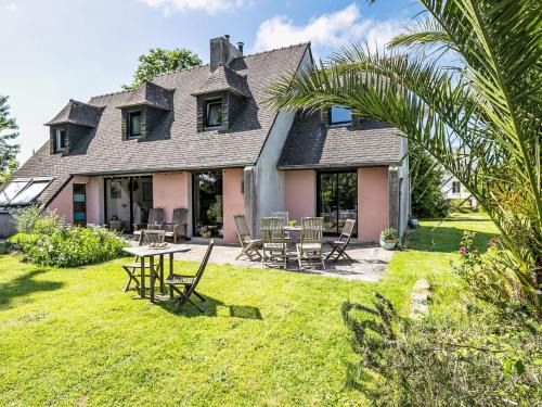 Plounevez-Lochrist House | Holiday Home Feliz Breizh by Interhome