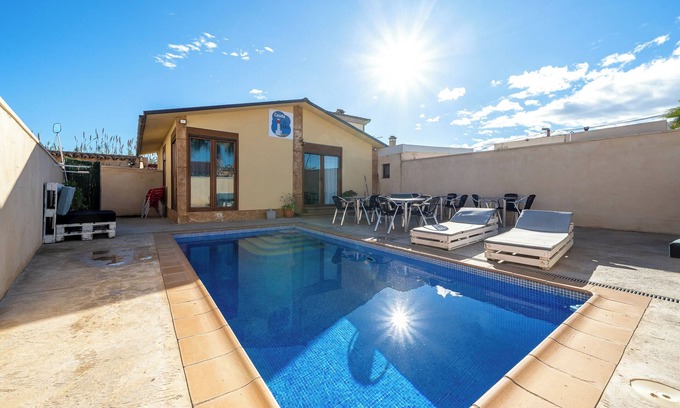 El Ligallo del Ganguil House | Holiday Home "Faro" with Pool, Garden & Wi-Fi