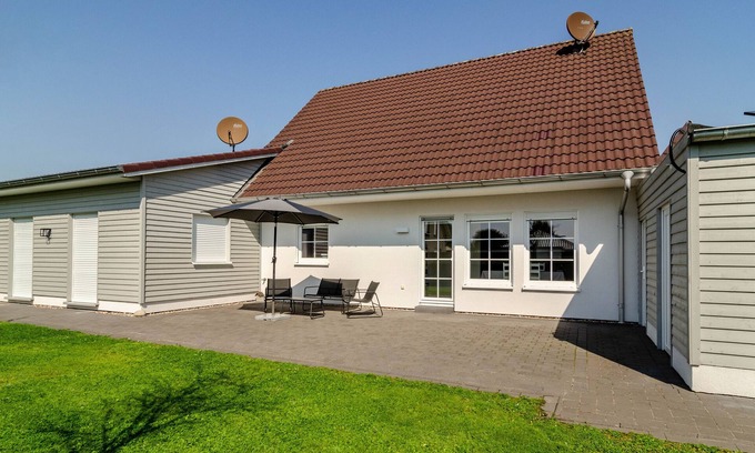 Wiesmoor House | Holiday Home 'Ferienhaus Wiesmoor' with Private Terrace, Private Garden and Wi-Fi