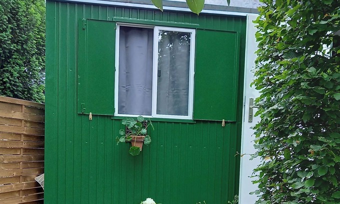 Oetisheim House | Holiday Home 'Flora-marie Der Bauwagen' with Balcony and Wi-Fi