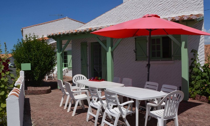 La Tranche-sur-Mer House | Holiday Home 'Maison Am Stram Gram' with Private Terrace and Wi-Fi