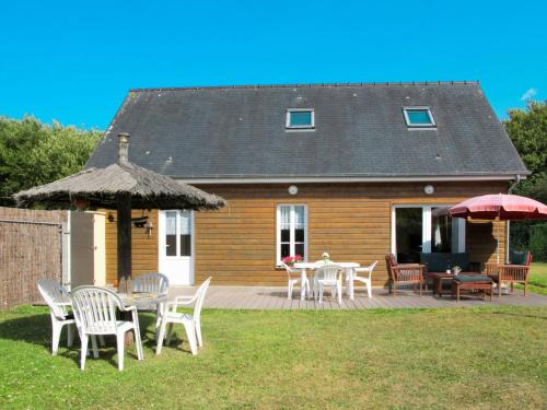 Saint-Laurent-sur-Mer House | Holiday Home Chez Laurette by Interhome