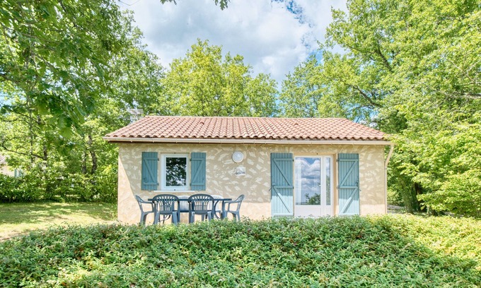 Salignac-Eyvignes House | Holiday Home 'Gariotte' with Shared Pool, Private Terrace and Wi-Fi